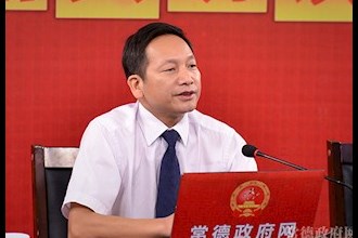 市行政审批局领导参加接话接访活动